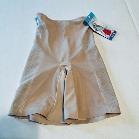 Assets‎ Red Hot Label by Spanx Womens SZ Medium Luxe & Lean Mid Thigh Short NEW - Picture 1 of 11